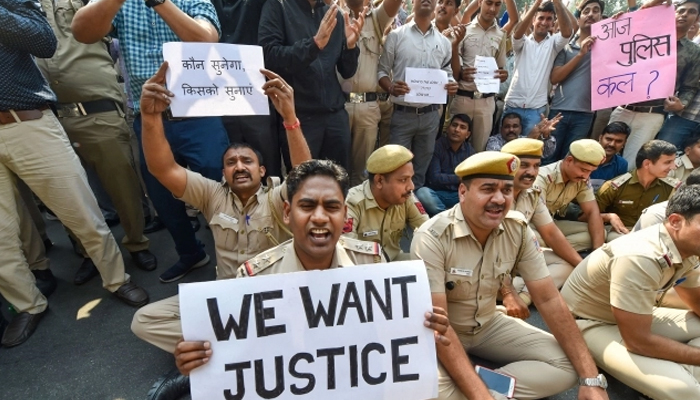 Delhi Police chief briefs Lt Governor on police protest
