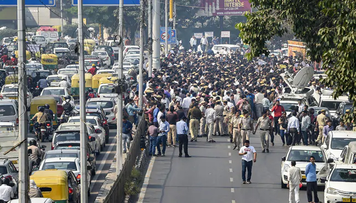 Delhi Police personnel take to streets against attack on colleagues