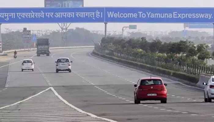 1 dead as car overturns on Yamuna Expressway