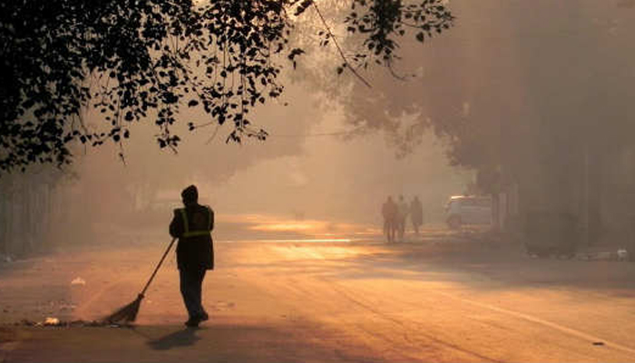 Cold morning in Delhi as minimum temp dips to 4.8 degrees Celsius