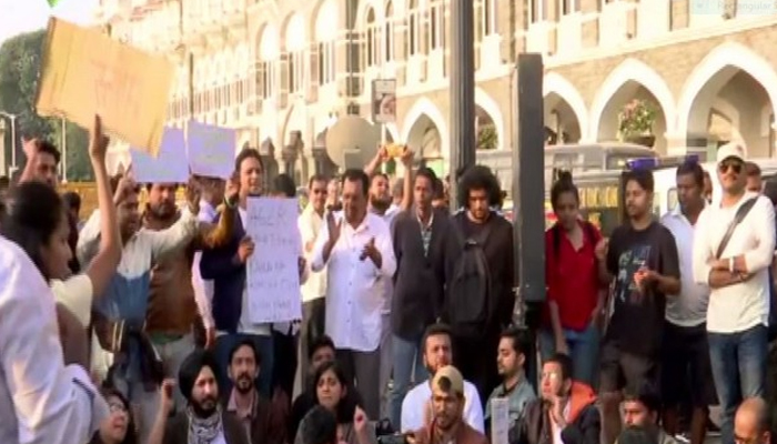 JNU violence: Protest continues at Gateway of India, Mumbai