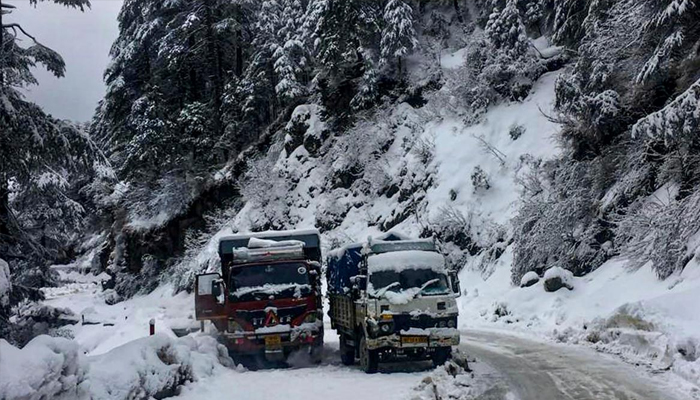 Fresh snowfall in HP, roads to Kufri, Narkanda closed