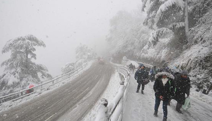 Roads including NH-5 blocked after fresh snowfall in Himachal