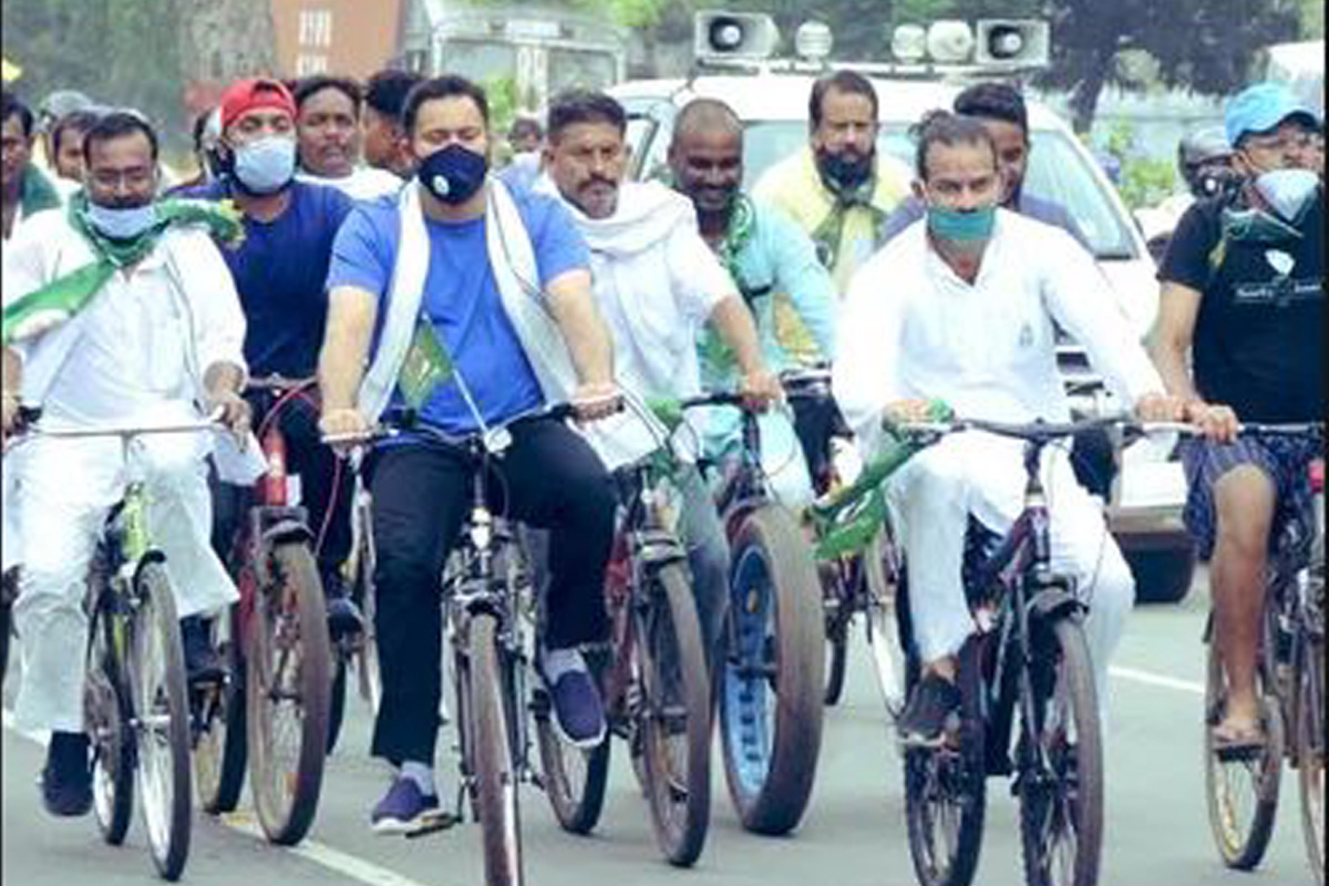 RJD takes out Cycle protest against Fuel price hike in Patna