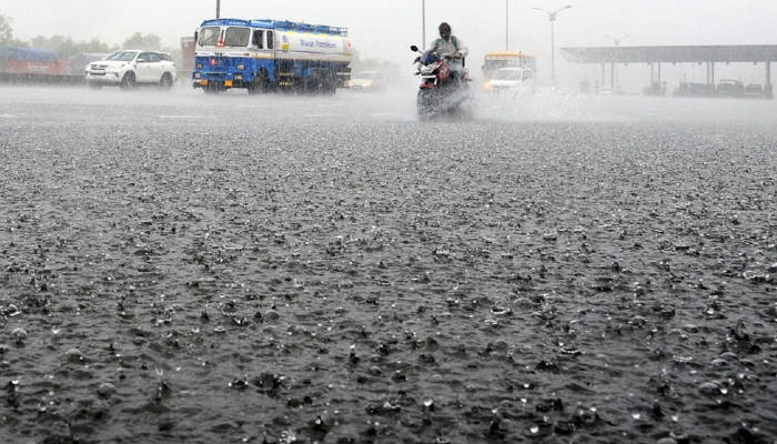 High tide hits Mumbai, IMD issues red alert in Maharashtra