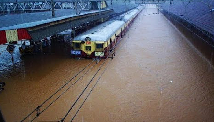 IMD issues Red Alert: Heavy Rainfall, Water logging situation in Mumbai