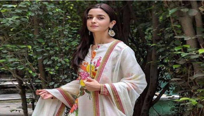 Raksha Bandhan: Alia Bhatts Desi Looks Serves as Inspiration For Your Rakhi Attire