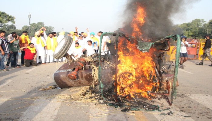 Protest against Farm Bills: Tractor set on Fire at India Gate in Delhi