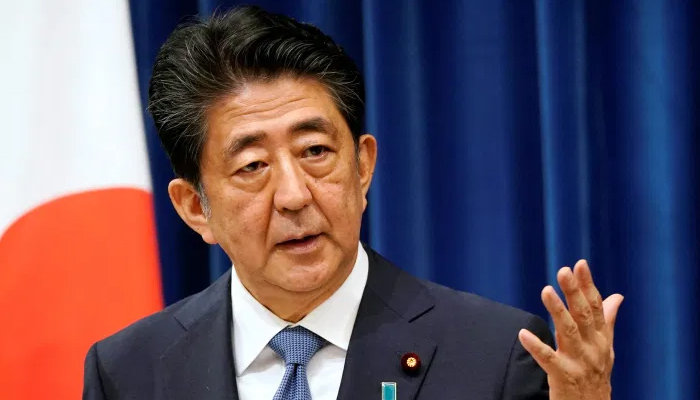Japans ex-PM Shinzo Abe visits controversial Tokyo shrine