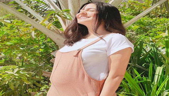 Anushka Sharma looks gorgeous as she flaunts her baby bump in a sunshine filled picture