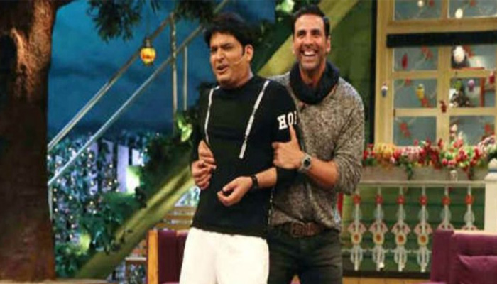 Kapil gifts Cash counting machine to Akshay; Watch his reaction!