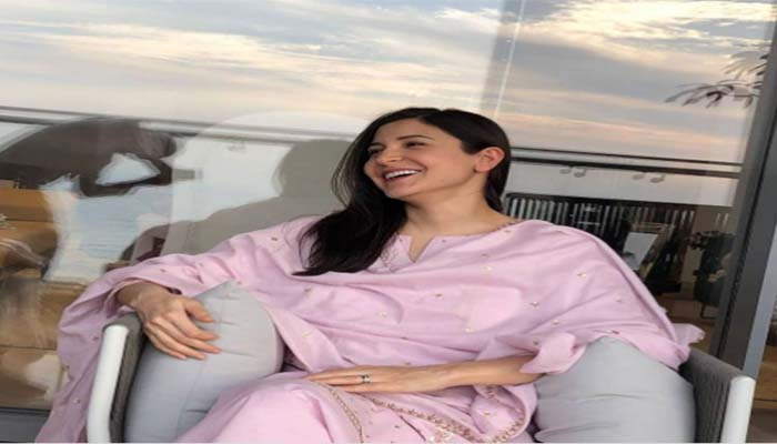 Mom-to-be Anushka Sharma flaunts pregnancy glow in a desi OOTD