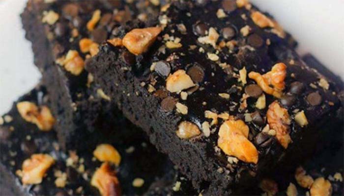 You must try this drooling recipe of chocolate atta brownies