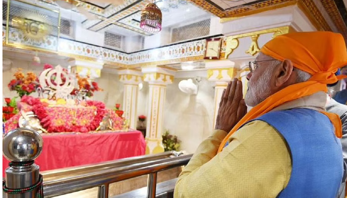 PM Modis unplanned visit to Gurudwara Rakab Ganj; Pays tribute to Guru Teg Bahadur