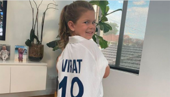 Virat Kohli gifts his playing jersey to David Warner’s daughter