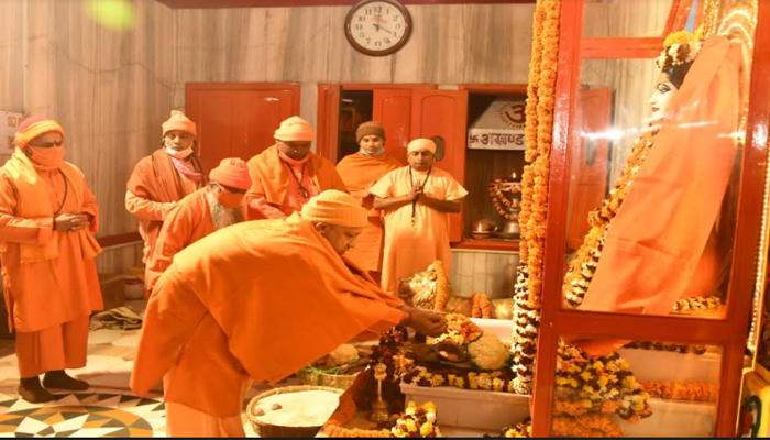 Makar Sankranti: Yogi Adityanath offers prayers at Gorakhnath Temple