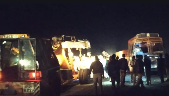 Andhra Pradesh: 14 killed, 4 injured in van-truck collision at Kurnool Highway