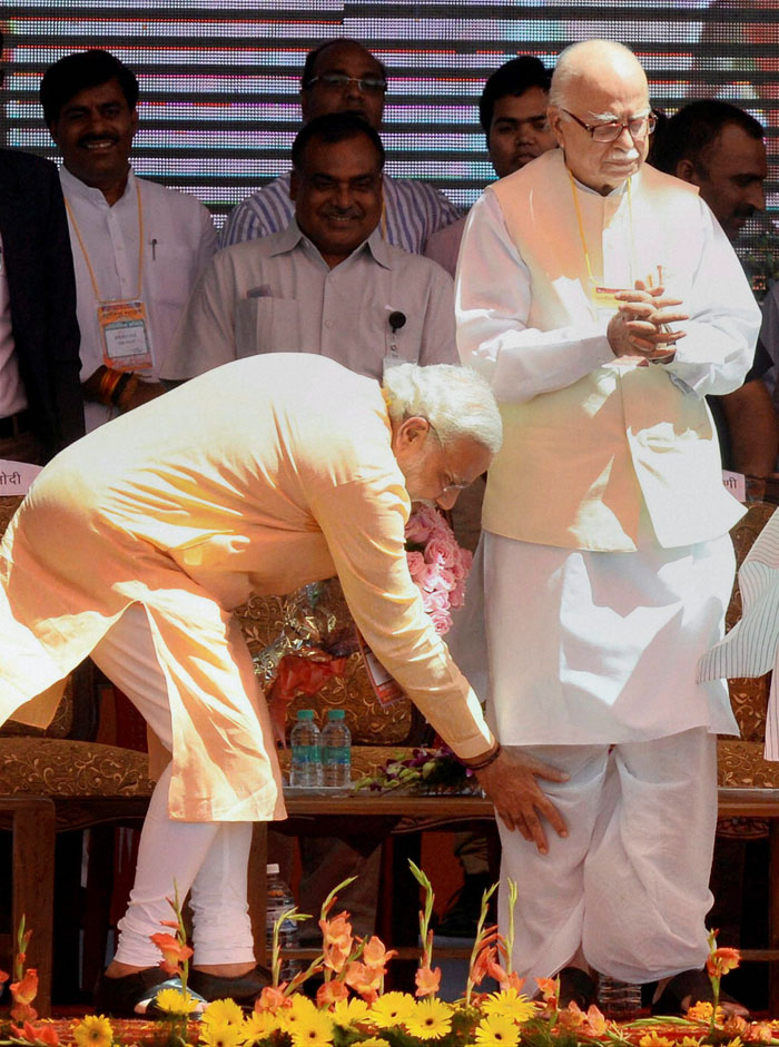 modi-advani_2016