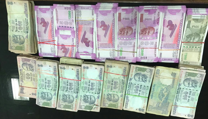 Income Tax department seize new currency worth Rs 17 lakh in Lucknow