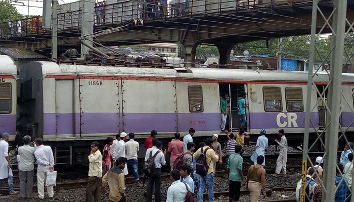 Four coaches of Andheri-CSMT local derails in Mumbai; 3 injured