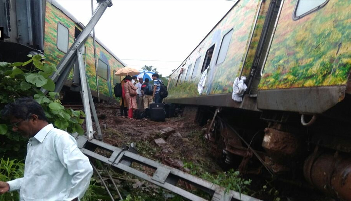 Landslide caused Nagpur-Mumbai Duranto derailment: RailwaysÂ 