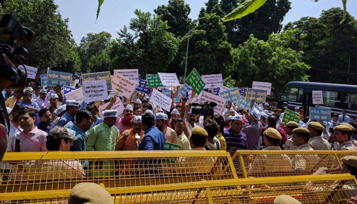 AAP councillors detained for protesting outside Shastri Bhavan