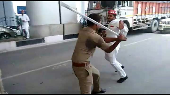 PHOTOS: Police lathicharge SP workers protesting against metros technical snag PHOTOS: Police lathicharge SP workers protesting against metros technical snag