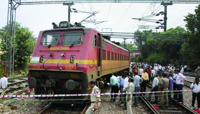 Engine of Kashi Vishwanath Express goes off track in Delhi