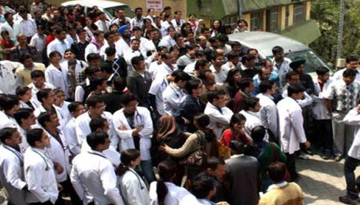 UP: ACMO dies after scolding by seniors; Doctors stage protest