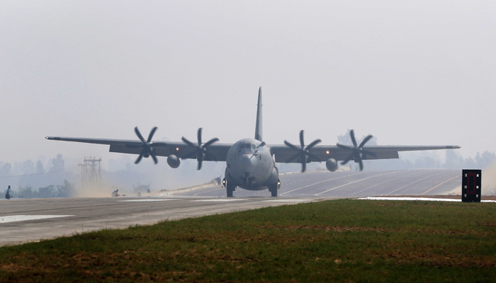 PICTURES | IAF jet planes land on Lucknow-Agra Expressway PICTURES | IAF jet planes land on Lucknow-Agra Expressway