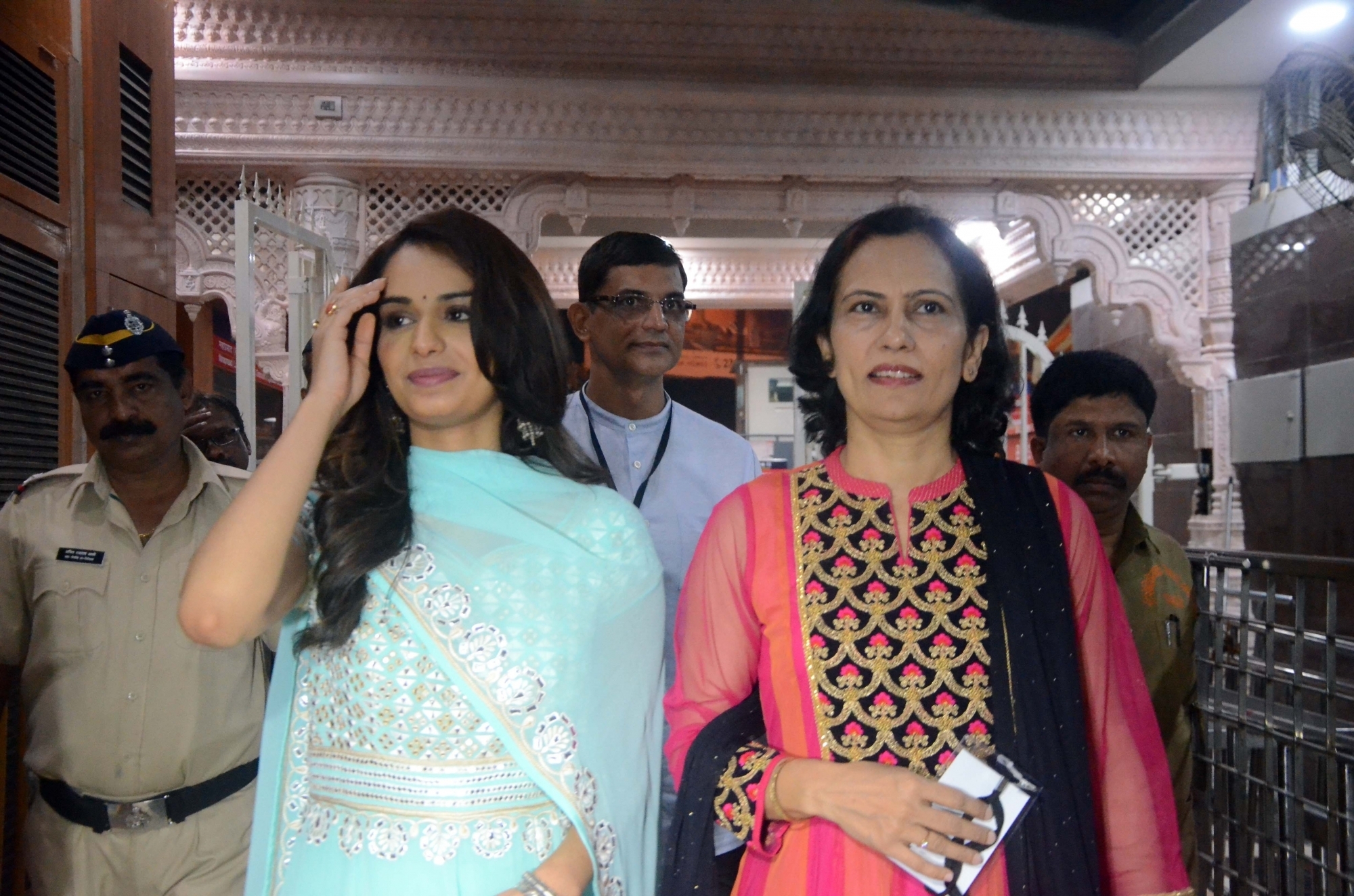 Miss World Manushi Chhillar with her family offering prayers at Siddhivinayak Temple in Mumbai 