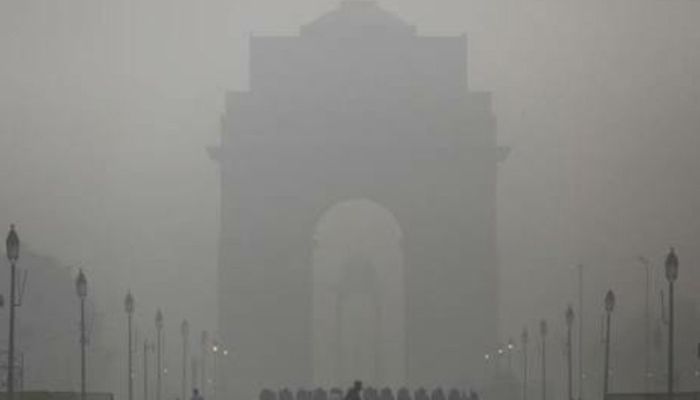 Thick fog covers Delhi, air quality remains toxic