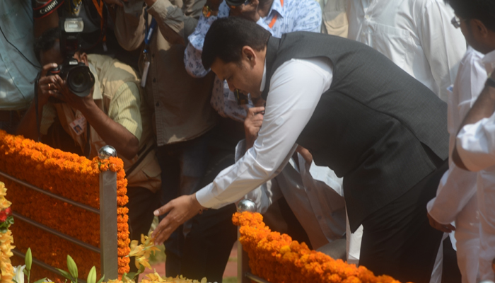 CM Fadnavis dedicates proposed site for Bal Thackeray memorial
