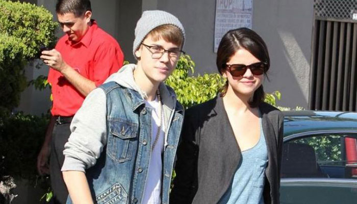On and off relationship is on again; Selena Gomez kisses Justin Bieber