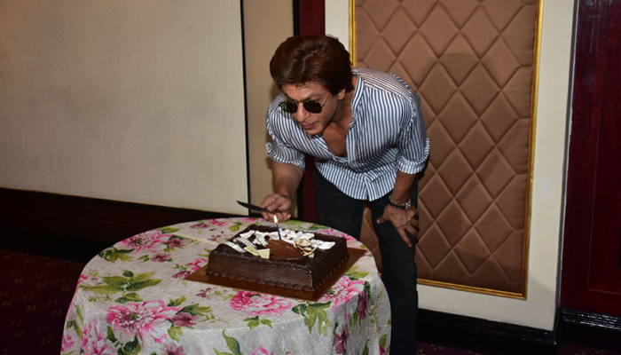Shah Rukh Khan celebrates birthday with fans | Check pictures