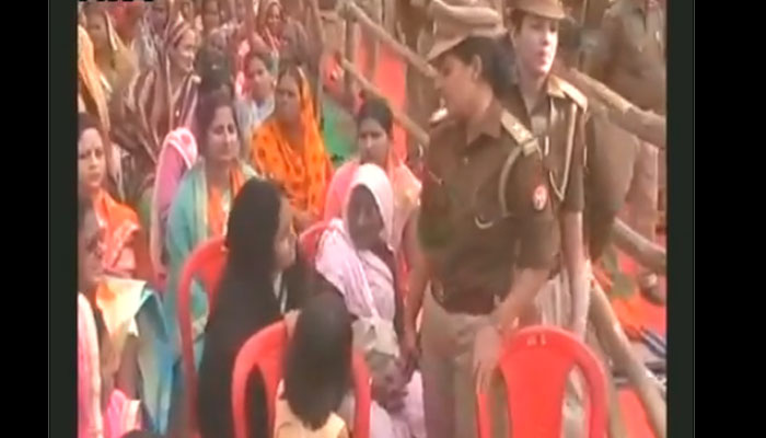 Female BJP worker removes burqa to attend Yogis rally