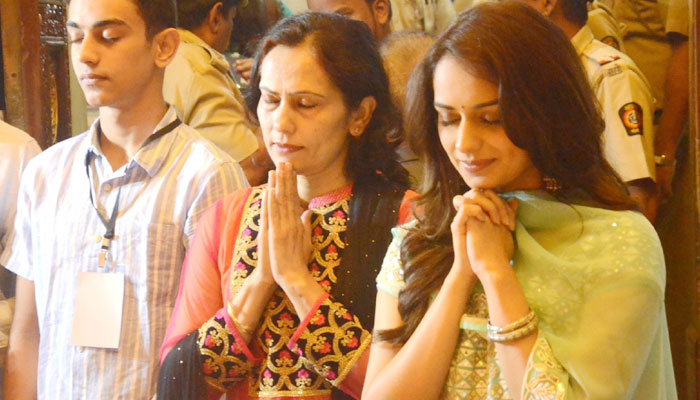 Mumbai | Miss World Manushi Chhillar offers prayers at Siddhivinayak Temple