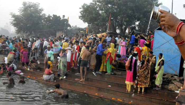 Thousands offer prayers in Ganga on auspicious day of Kartik Purnima