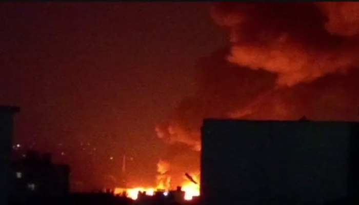 Surat: Major fire breaks out at a godown, 12 fire tenders at the spot