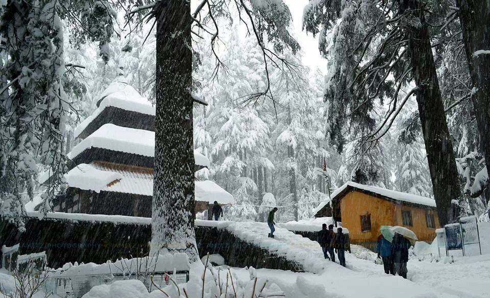 Himachal Pradeshs capital Manali gets seasons first snowfall