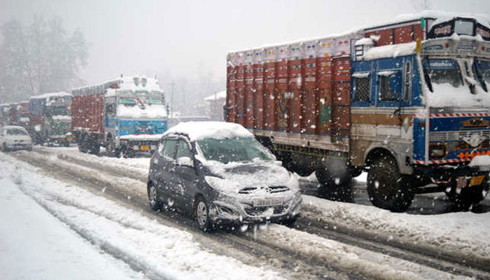 All major roads cleared of snow in Kashmir, LG reviews situation