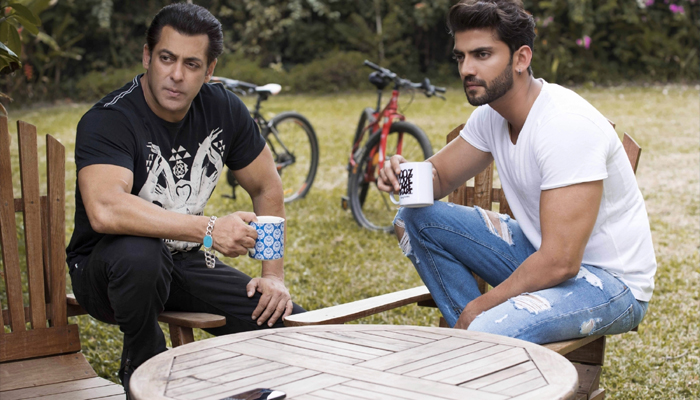 Salman puts his hand on another newcomer, meet him