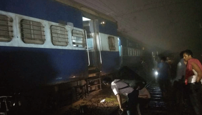 Three coaches of Mumbai-Howrah Mail derail in Maharashtra
