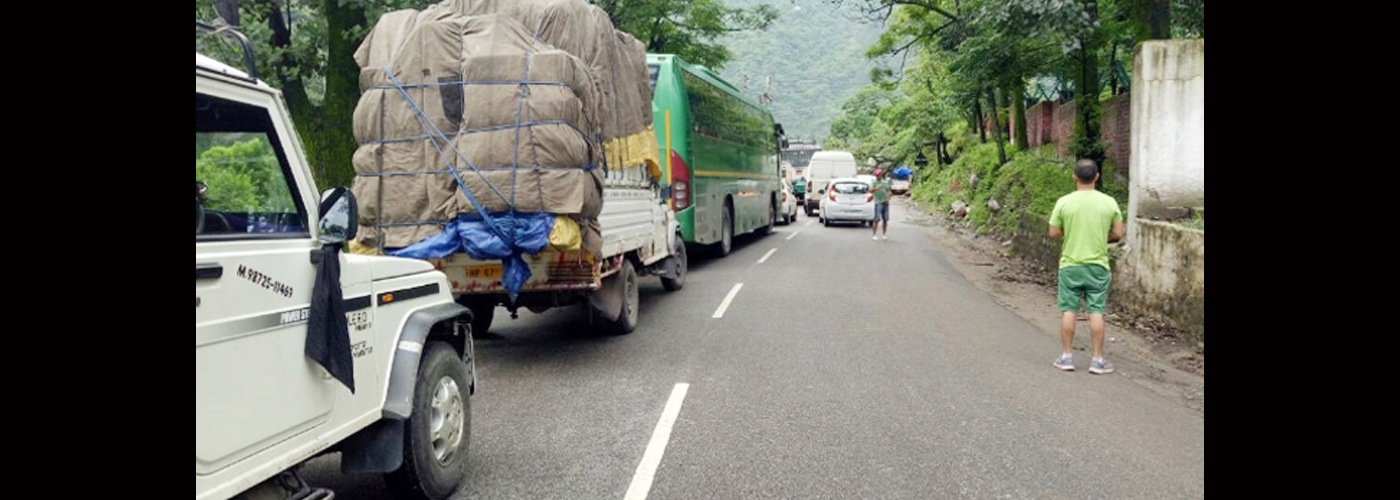 Heavy rains in Himachal close highways; hundreds stranded