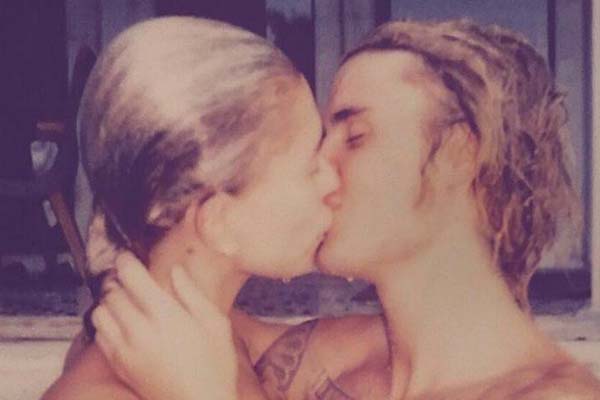 justin-bieber-and-hailey-baldwin-share-a-steamy-kiss-as-they-strip-down-to-their-swimwear-in-italy-sunsoaked_2018