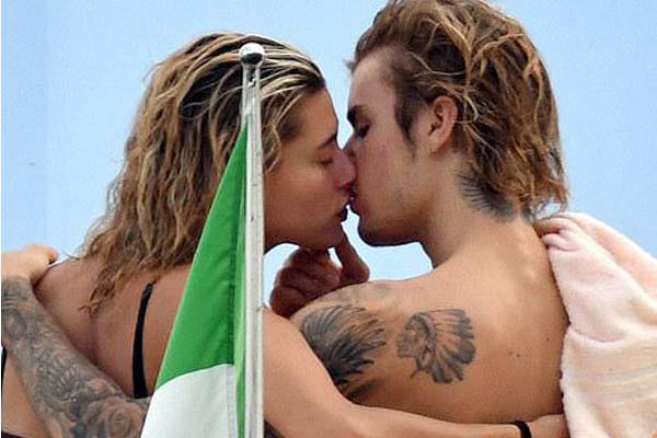 justin-bieber-and-hailey-baldwin-share-a-steamy-kiss-as-they-strip-down-to-their-swimwear-in-italy-sunsoaked_2018