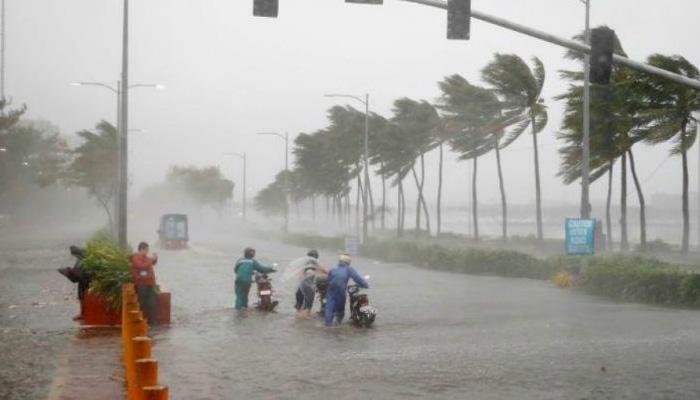 Hong Kong raises typhoon alert to highest level as Mangkhut approaches
