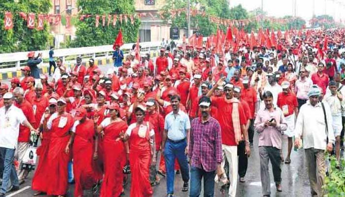 New Delhi: Farmers rally reaches Parliament street