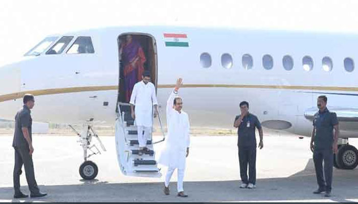 A reliance chartered flight takes Uddhav Thackeray to Ayodhya