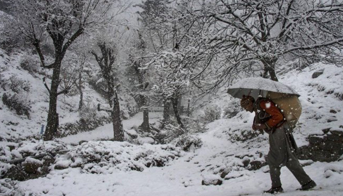 Kashmir, Ladakh, Himachal Pradesh continue to freeze in sub-zero temperatures
